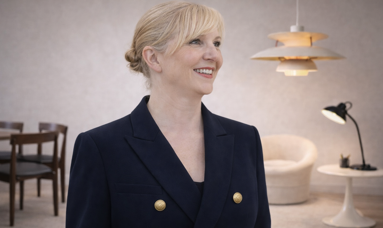 Femme souriante en blazer bleu