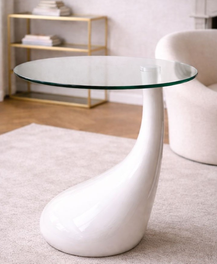 Table moderne avec dessus en verre