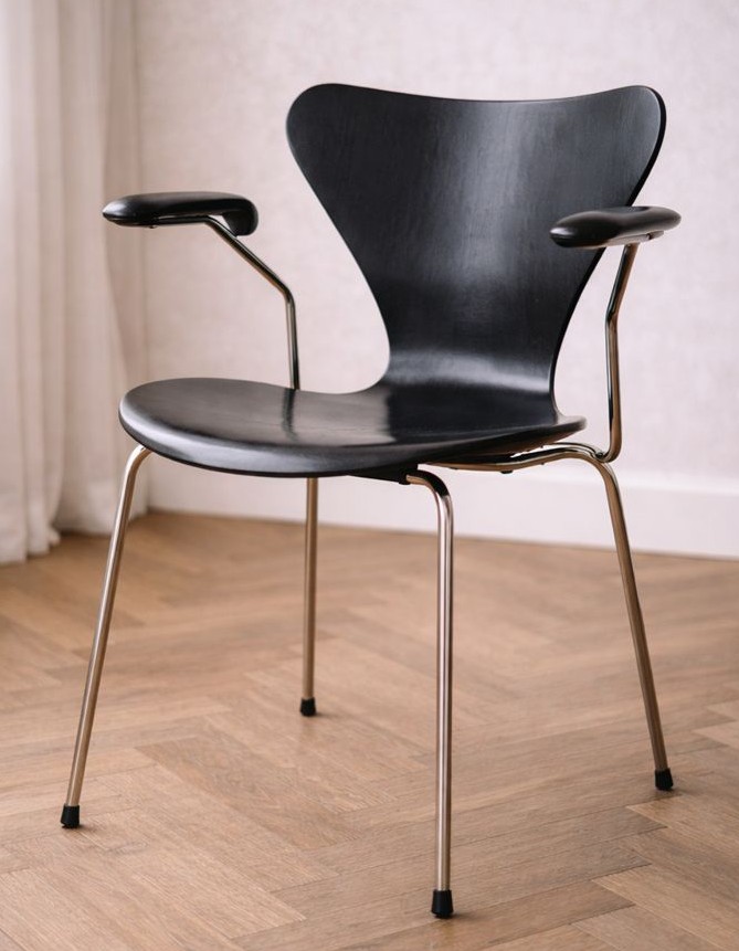 Chaise noire avec accoudoirs